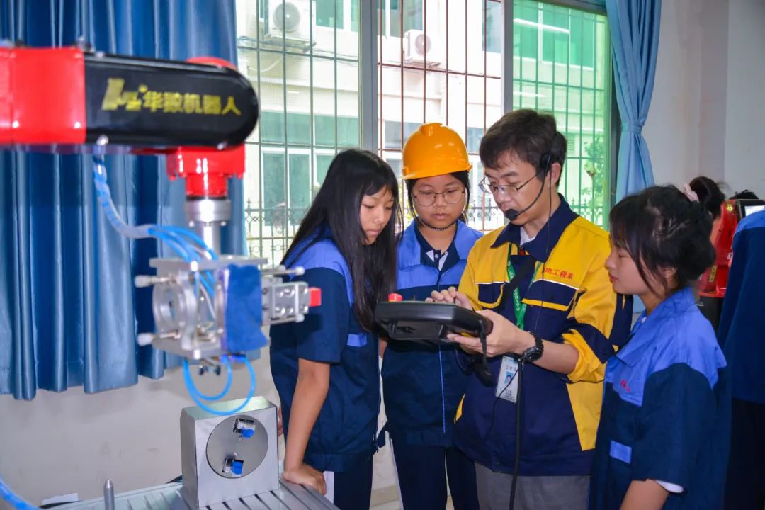 2021 05 10 學(xué)生操作工業(yè)機器人 照片 (2).jpg 圖片